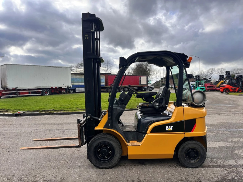 Caterpillar GP25N - Carretilla elevadora de gas: foto 2 Caterpillar GP25N - Carretilla elevadora de gas: foto 2