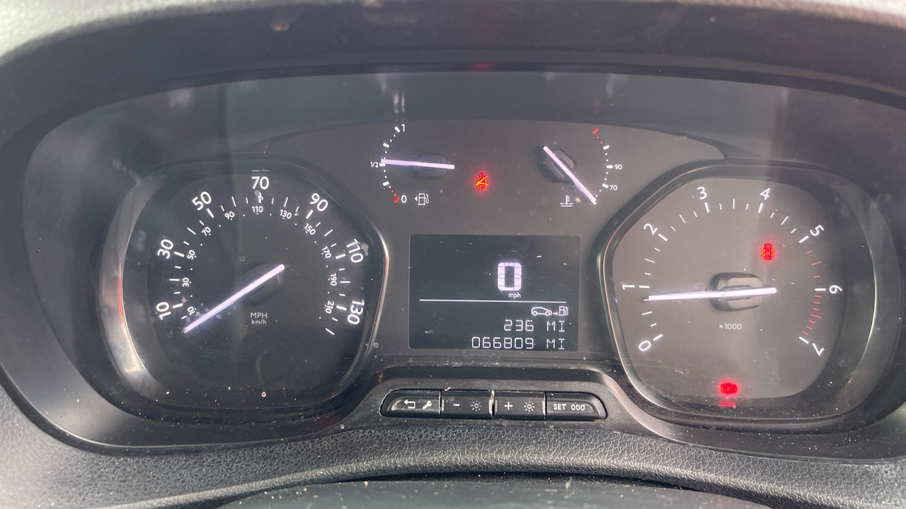 Furgoneta pequeña PEUGEOT EXPERT 1200 1.5 BLUE HDI 100PS: foto 6 Furgoneta pequeña PEUGEOT EXPERT 1200 1.5 BLUE HDI 100PS: foto 6