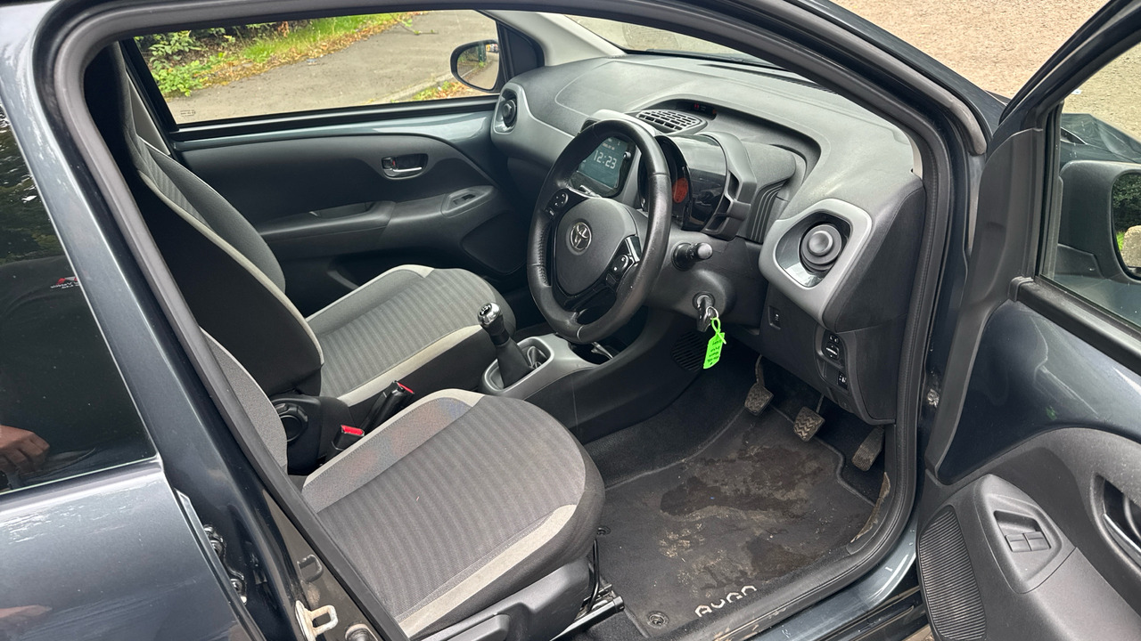 Toyota Aygo 1.0 VVT-i X-Play 5dr - Hatchback: foto 5 Toyota Aygo 1.0 VVT-i X-Play 5dr - Hatchback: foto 5