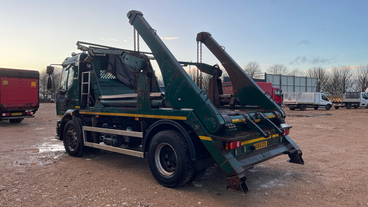 Volvo FL 250 - Camión portacontenedor de cadenas: foto 3 Volvo FL 250 - Camión portacontenedor de cadenas: foto 3