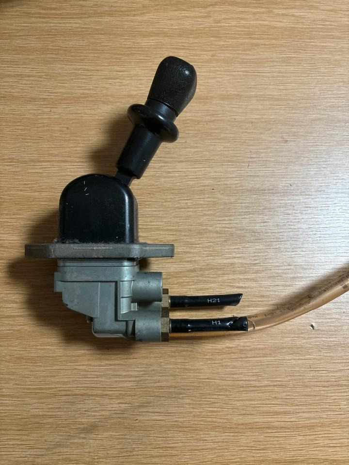 MAN Bremsventil Feststellbremse Handbremsventil 81.52315.6185 - Válvula de freno para Camión: foto 1 MAN Bremsventil Feststellbremse Handbremsventil 81.52315.6185 - Válvula de freno para Camión: foto 1