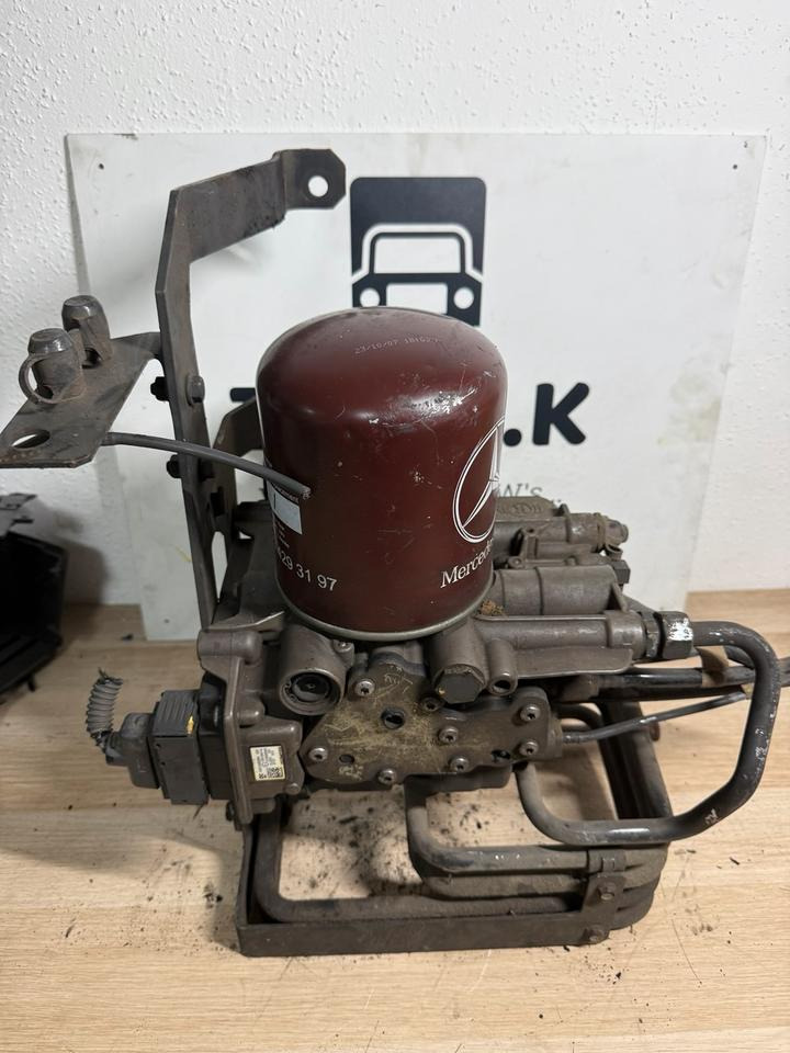 Mercedes KNORR-BREMSE LufttrocknerA0014465564 K138265 - Accesorio de freno para Camión: foto 1 Mercedes KNORR-BREMSE LufttrocknerA0014465564 K138265 - Accesorio de freno para Camión: foto 1