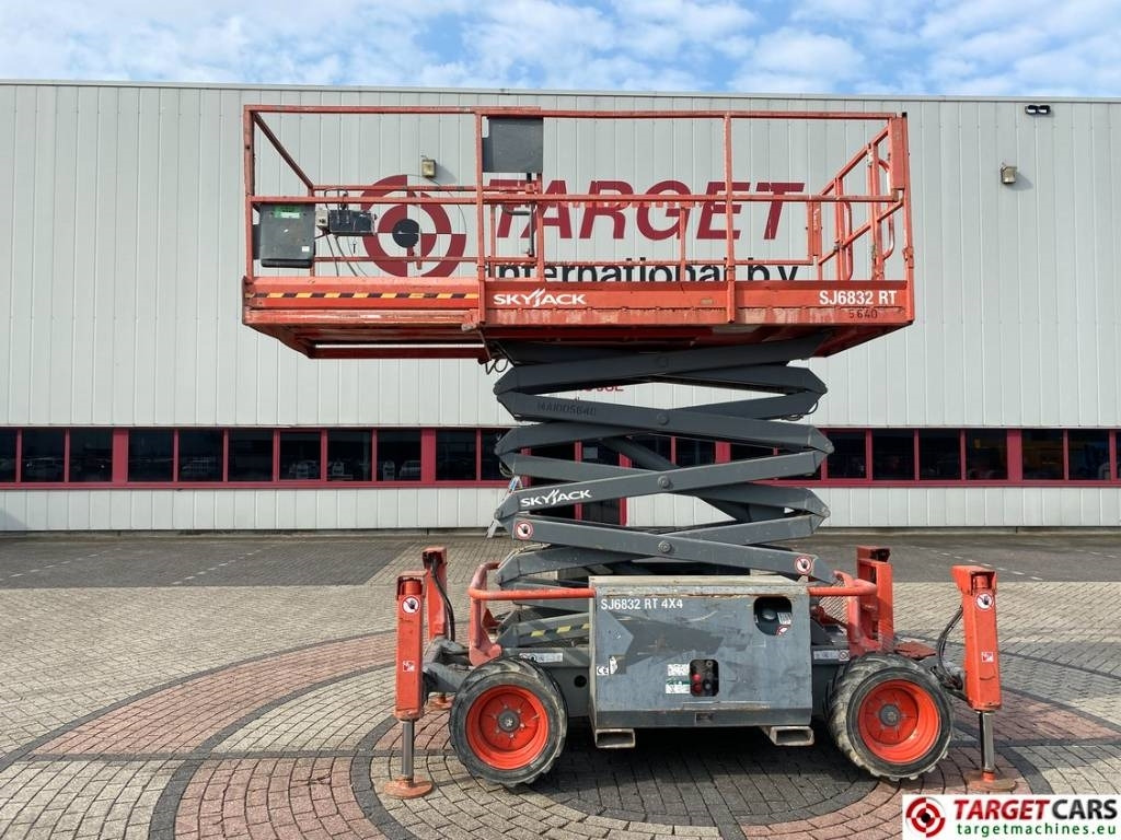 SkyJack SJ6832 RT Diesel 4x4 Scissor Work Lift 1180cm - Plataforma de tijeras: foto 5 SkyJack SJ6832 RT Diesel 4x4 Scissor Work Lift 1180cm - Plataforma de tijeras: foto 5