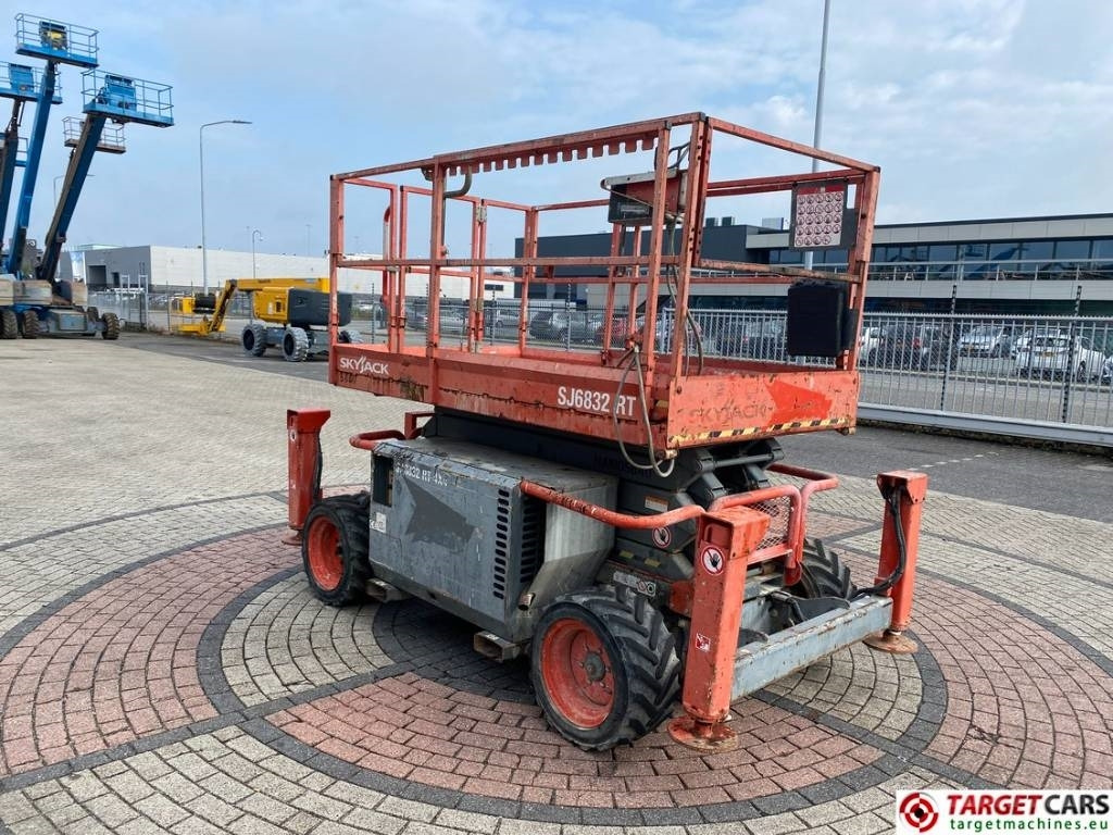 SkyJack SJ6832 RT Diesel 4x4 Scissor Work Lift 1180cm - Plataforma de tijeras: foto 2 SkyJack SJ6832 RT Diesel 4x4 Scissor Work Lift 1180cm - Plataforma de tijeras: foto 2
