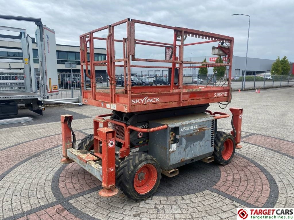 SkyJack SJ6832 RT Diesel 4x4 Scissor Work Lift 1180cm - Plataforma de tijeras: foto 3 SkyJack SJ6832 RT Diesel 4x4 Scissor Work Lift 1180cm - Plataforma de tijeras: foto 3