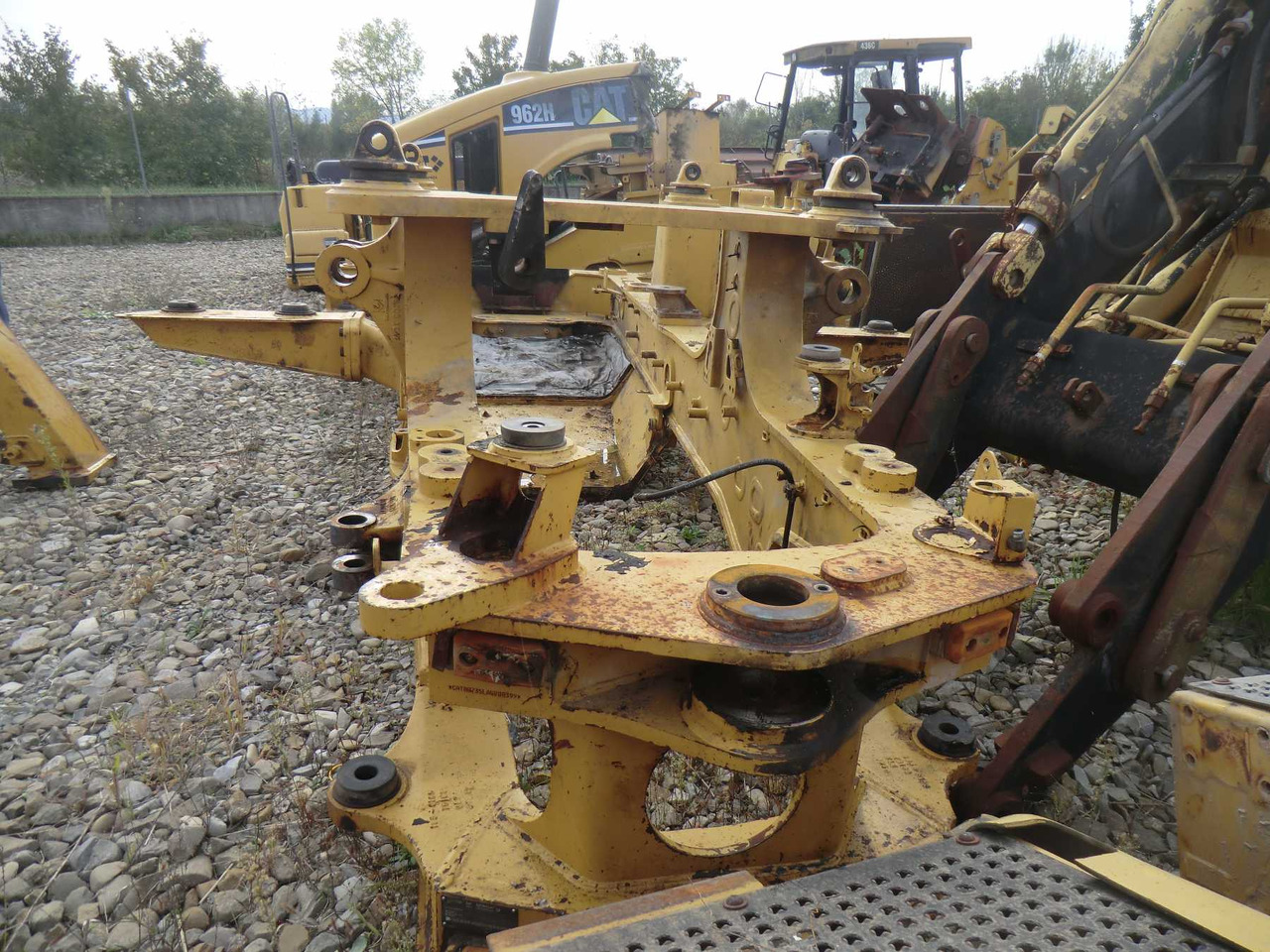 Caterpillar 735 TELAIO ANTERIORE - Bastidor/ Chasis para Maquinaria de construcción: foto 3 Caterpillar 735 TELAIO ANTERIORE - Bastidor/ Chasis para Maquinaria de construcción: foto 3