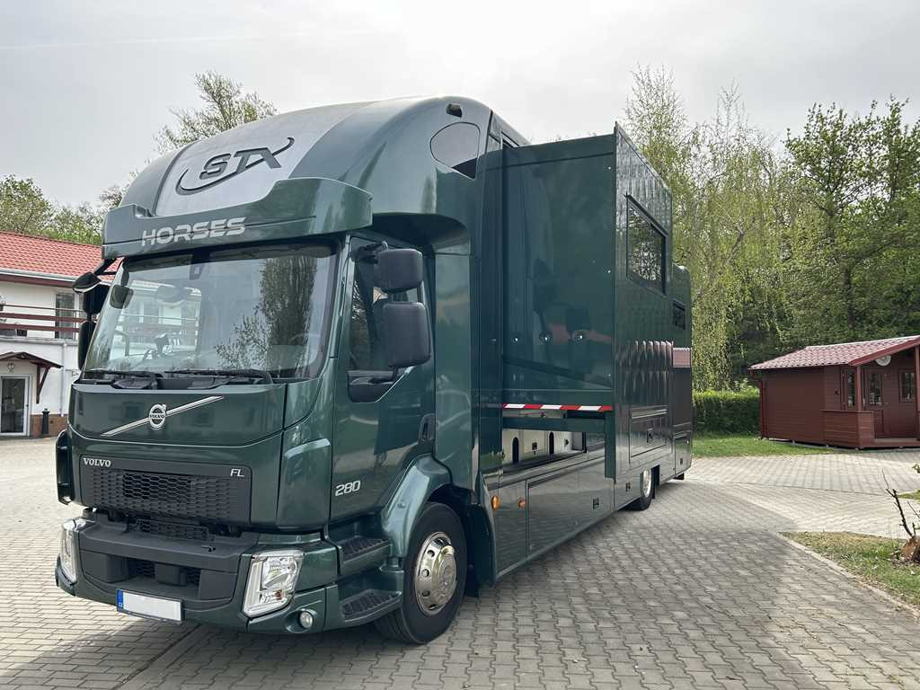 Volvo STX FL, FOR 6 PEOPLE, FOR TRANSPORTING FIVE HORSES, CAMERA, 2X HYDRAULIC FRONT - Camión para caballos: foto 1 Volvo STX FL, FOR 6 PEOPLE, FOR TRANSPORTING FIVE HORSES, CAMERA, 2X HYDRAULIC FRONT - Camión para caballos: foto 1