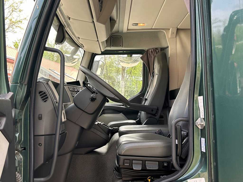 Volvo STX FL, FOR 6 PEOPLE, FOR TRANSPORTING FIVE HORSES, CAMERA, 2X HYDRAULIC FRONT - Camión para caballos: foto 3 Volvo STX FL, FOR 6 PEOPLE, FOR TRANSPORTING FIVE HORSES, CAMERA, 2X HYDRAULIC FRONT - Camión para caballos: foto 3