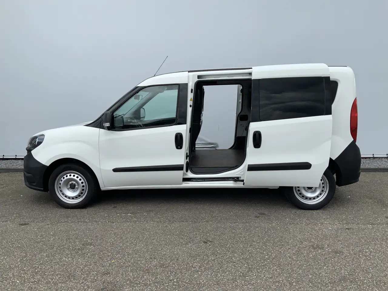 Fiat Doblo Cargo 1.4 L2H1 Maxi Dub Schuifdeuren Euro 6. Benzi - Furgoneta pequeña: foto 4 Fiat Doblo Cargo 1.4 L2H1 Maxi Dub Schuifdeuren Euro 6. Benzi - Furgoneta pequeña: foto 4