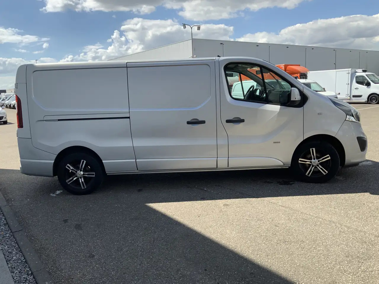 Opel Vivaro 1.6 CDTI L2H1 Sport EcoFlex (MOTOR DEFECT !!!!)Air - Furgón: foto 2 Opel Vivaro 1.6 CDTI L2H1 Sport EcoFlex (MOTOR DEFECT !!!!)Air - Furgón: foto 2