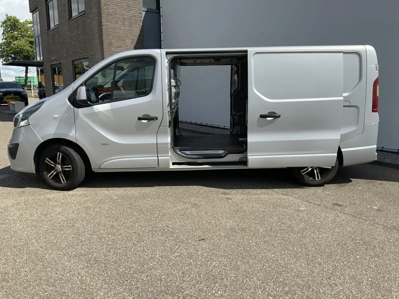 Opel Vivaro 1.6 CDTI L2H1 Sport EcoFlex (MOTOR DEFECT !!!!)Air - Furgón: foto 4 Opel Vivaro 1.6 CDTI L2H1 Sport EcoFlex (MOTOR DEFECT !!!!)Air - Furgón: foto 4