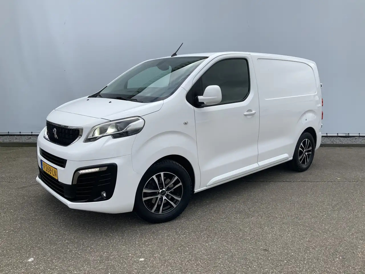 Peugeot Expert 227C 2.0 BlueHDI 150 Premium Pack Airco Cruise Cam - Furgón: foto 1 Peugeot Expert 227C 2.0 BlueHDI 150 Premium Pack Airco Cruise Cam - Furgón: foto 1