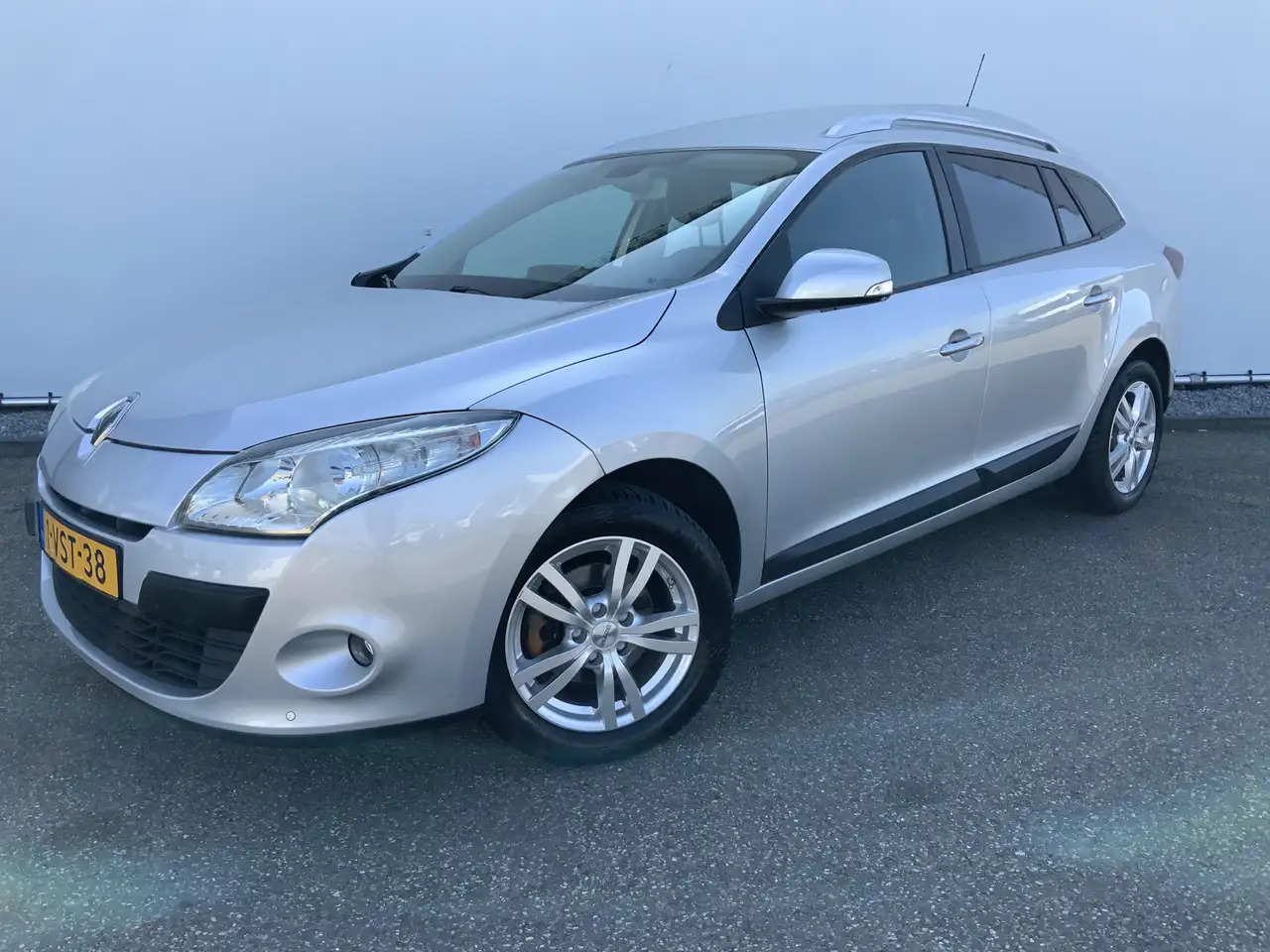 Renault Megane 1.5 dCi Expression Airco Navi Grijs Kenteken Euro - Coche: foto 1 Renault Megane 1.5 dCi Expression Airco Navi Grijs Kenteken Euro - Coche: foto 1