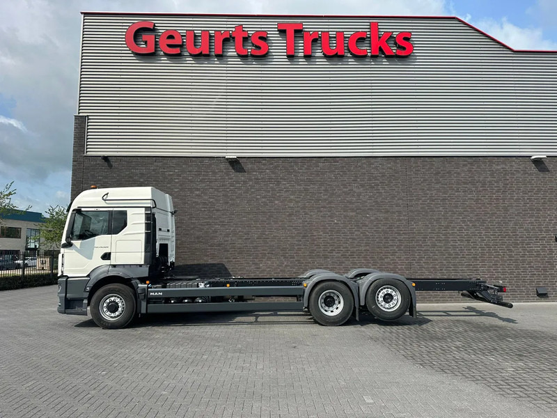 MAN TGS 26.520 6X2H-4 BL CH HYDRO DRIVE CHASSIS CABINE (NIEUW) - Camión chasis: foto 1 MAN TGS 26.520 6X2H-4 BL CH HYDRO DRIVE CHASSIS CABINE (NIEUW) - Camión chasis: foto 1