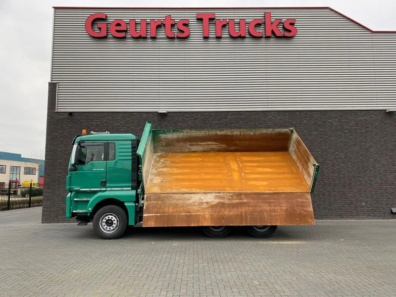 MAN TGX 26.560 6X4 BB + 3 ZIJDIGE KIPPER/TIPPER BORD MATIC - Camión volquete: foto 2 MAN TGX 26.560 6X4 BB + 3 ZIJDIGE KIPPER/TIPPER BORD MATIC - Camión volquete: foto 2