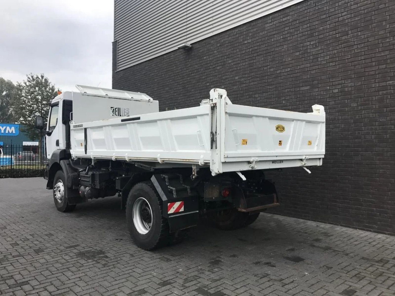 Renault Kerax 330 DXI 4X2 KIPPER/TIPPER ONLY 27.000 KM ! - Camión volquete: foto 4 Renault Kerax 330 DXI 4X2 KIPPER/TIPPER ONLY 27.000 KM ! - Camión volquete: foto 4