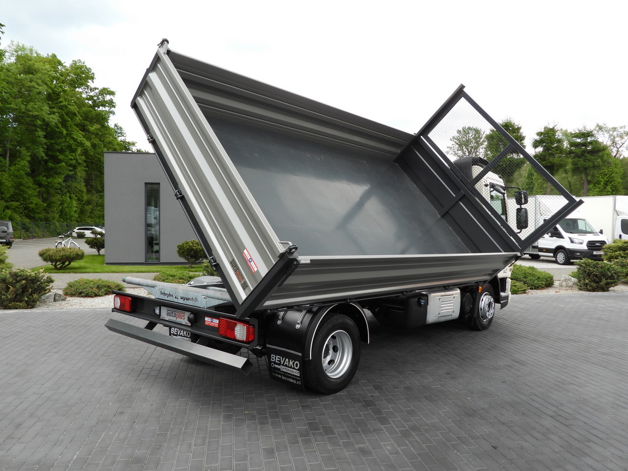 DAF LF 180 THREE-WAY TIPPER CRUISE CONTROL LED LIGHTS AUTOMATIC TRANSMISSION TWIN WHEELS AIR CONDITIONING 180HP - Camión volquete: foto 3 DAF LF 180 THREE-WAY TIPPER CRUISE CONTROL LED LIGHTS AUTOMATIC TRANSMISSION TWIN WHEELS AIR CONDITIONING 180HP - Camión volquete: foto 3
