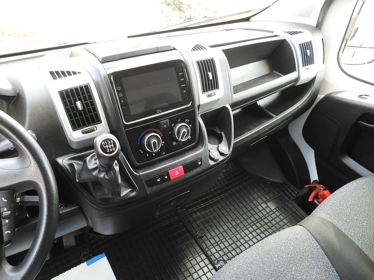 Furgoneta caja cerrada FIAT DUCATO  BOX LIFT 8 PALLETS CRUISE CONTROL NAVIGATION LED LIGHTS AIR CONDITIONING  130HP: foto 30