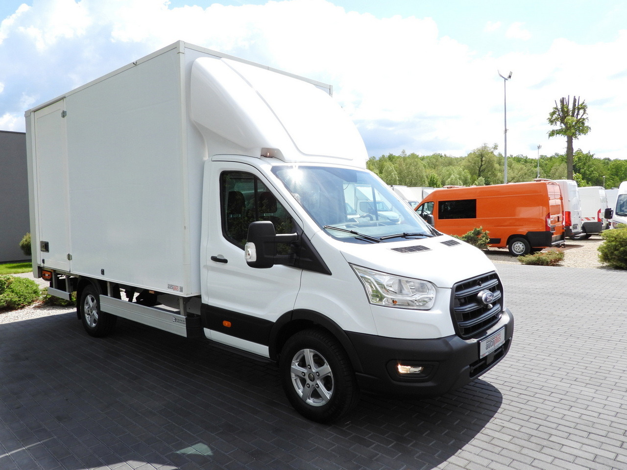 FORD TRANSIT BOX LIFT 8 PALLETS CRUISE CONTROL LED LIGHTS AIR CONDITIONING 130HP - Furgoneta caja cerrada: foto 4 FORD TRANSIT BOX LIFT 8 PALLETS CRUISE CONTROL LED LIGHTS AIR CONDITIONING 130HP - Furgoneta caja cerrada: foto 4