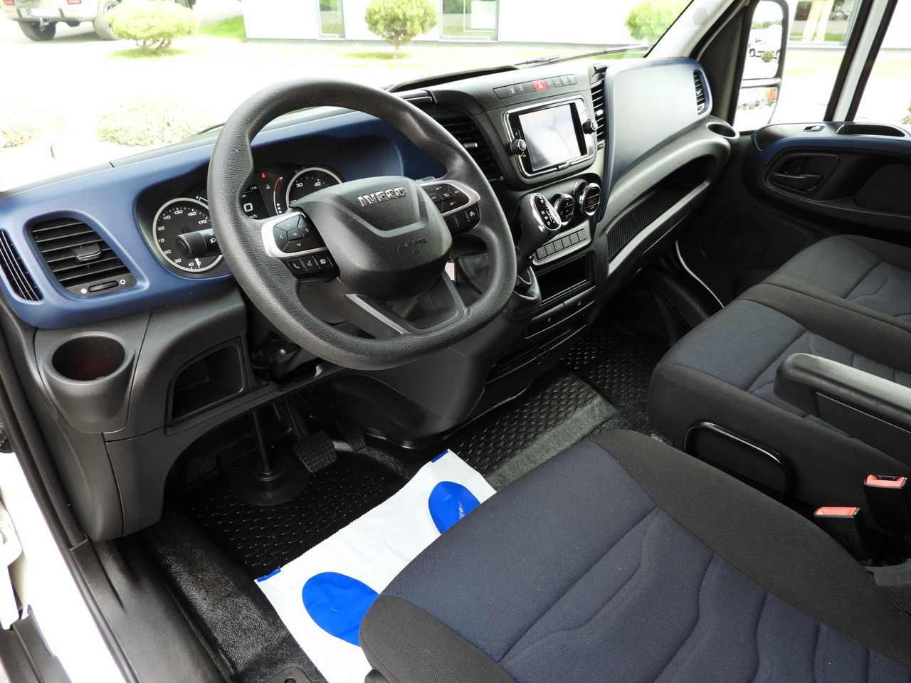 IVECO DAILY 35C16 BOX LIFT 8 PALLETS CRUISE CONTROL AUTOMATIC TRANSMISSION HI-MATIC TWIN WHEELS AIR CONDITIONING 160HP - Furgoneta caja cerrada: foto 2 IVECO DAILY 35C16 BOX LIFT 8 PALLETS CRUISE CONTROL AUTOMATIC TRANSMISSION HI-MATIC TWIN WHEELS AIR CONDITIONING 160HP - Furgoneta caja cerrada: foto 2