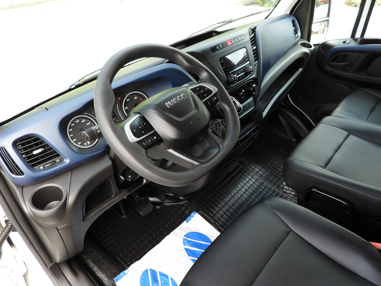 IVECO DAILY 35S14 REFRIGERATOR VAN -10*C POWER SUPPLY 230V CRUISE CONTROL AUTOMATIC TRANSMISSION HI-MATIC AIR CONDITIONING 140HP - Furgoneta frigorifica: foto 2 IVECO DAILY 35S14 REFRIGERATOR VAN -10*C POWER SUPPLY 230V CRUISE CONTROL AUTOMATIC TRANSMISSION HI-MATIC AIR CONDITIONING 140HP - Furgoneta frigorifica: foto 2