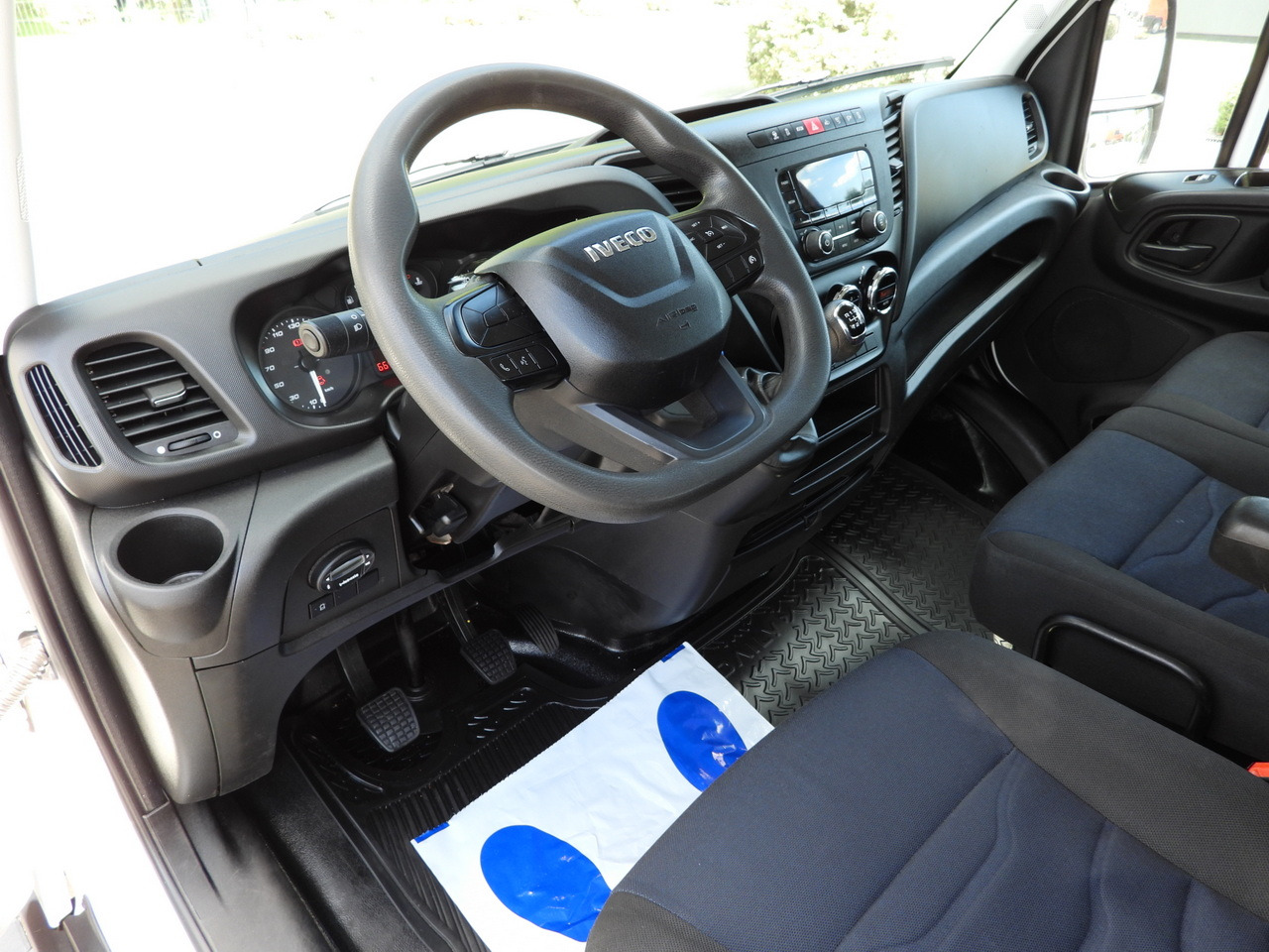 IVECO DAILY 35S14 STAKE BODY DOUBLE CABIN DOKA 7 SEATS CRUISE CONTROL AIR CONDITIONING 135HP - Furgoneta caja abierta: foto 2 IVECO DAILY 35S14 STAKE BODY DOUBLE CABIN DOKA 7 SEATS CRUISE CONTROL AIR CONDITIONING 135HP - Furgoneta caja abierta: foto 2