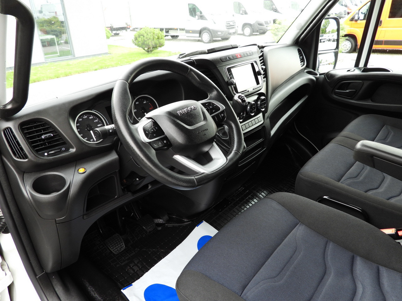 IVECO DAILY 35S18 TARPAULIN 10 PALLETS WEBASTO CRUISE CONTROL NAVIGATION LED LIGHTS AIR CONDITIONING 180HP - Furgoneta con lona: foto 2 IVECO DAILY 35S18 TARPAULIN 10 PALLETS WEBASTO CRUISE CONTROL NAVIGATION LED LIGHTS AIR CONDITIONING 180HP - Furgoneta con lona: foto 2