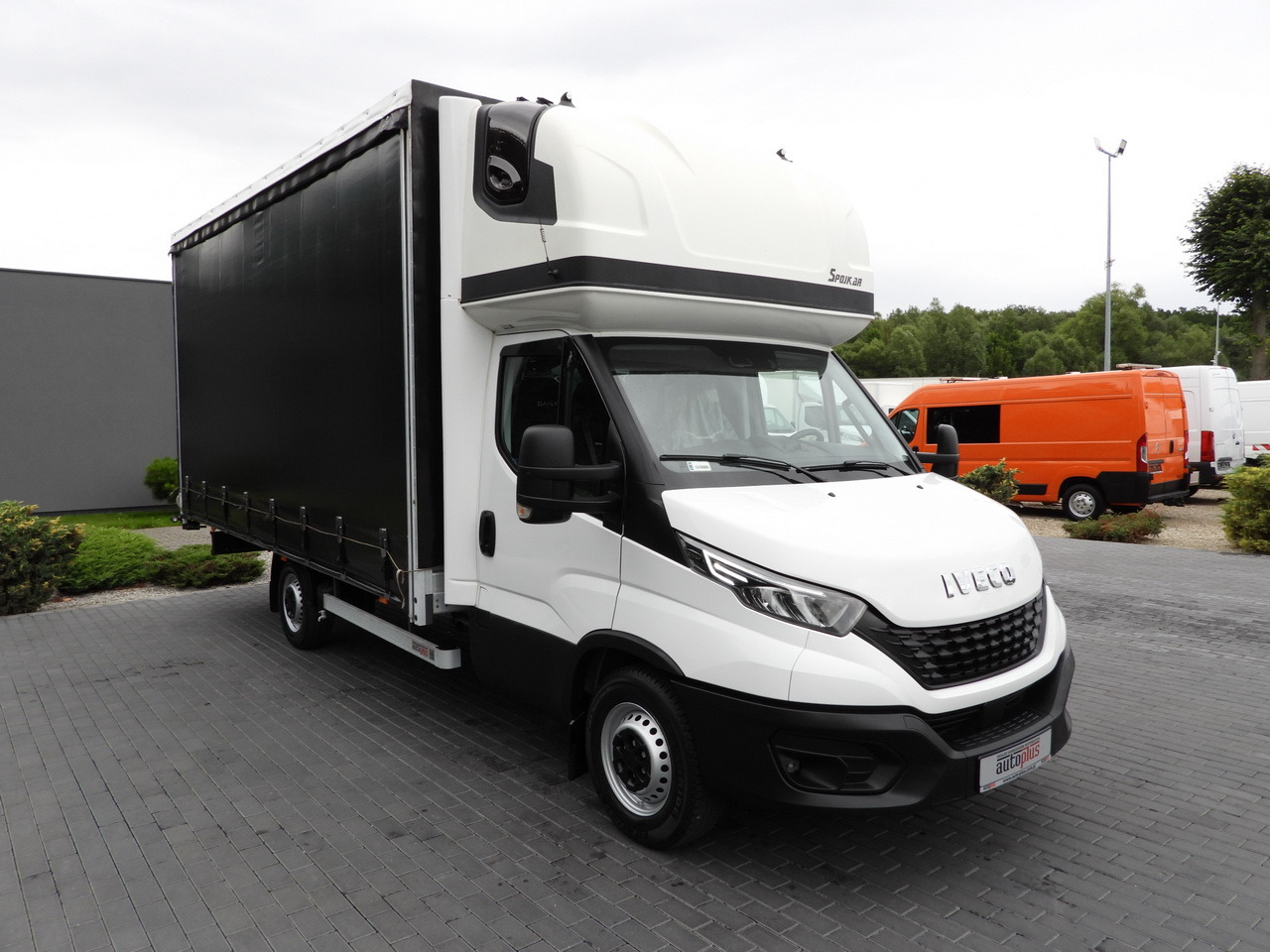 IVECO DAILY 35S18 TARPAULIN 10 PALLETS WEBASTO CRUISE CONTROL NAVIGATION LED LIGHTS AIR CONDITIONING 180HP - Furgoneta con lona: foto 4 IVECO DAILY 35S18 TARPAULIN 10 PALLETS WEBASTO CRUISE CONTROL NAVIGATION LED LIGHTS AIR CONDITIONING 180HP - Furgoneta con lona: foto 4