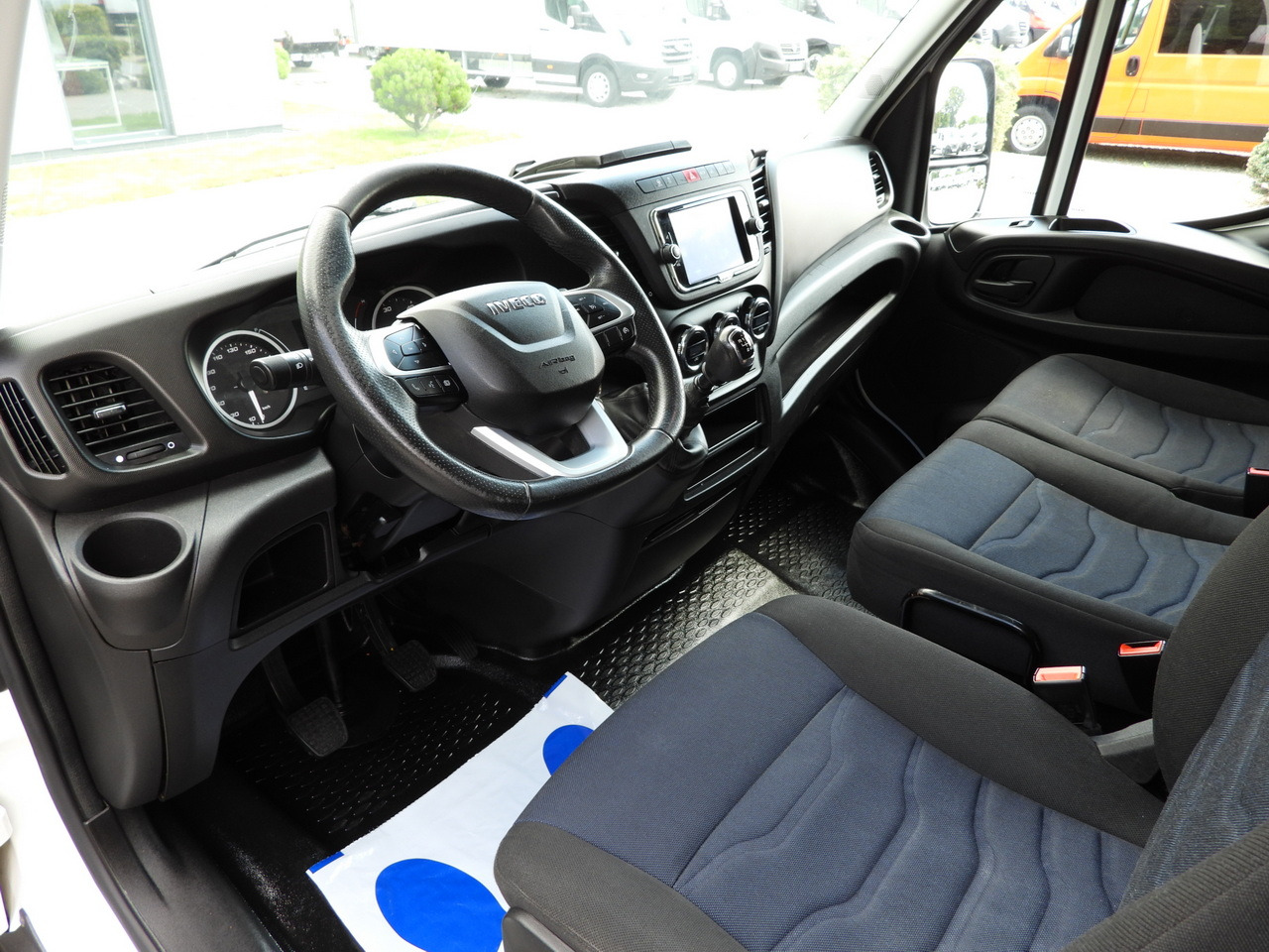 IVECO DAILY 35S18 TARPAULIN 10 PALLETS WEBASTO CRUISE CONTROL NAVIGATION LED LIGHTS AIR CONDITIONING 180HP - Furgoneta con lona: foto 2 IVECO DAILY 35S18 TARPAULIN 10 PALLETS WEBASTO CRUISE CONTROL NAVIGATION LED LIGHTS AIR CONDITIONING 180HP - Furgoneta con lona: foto 2