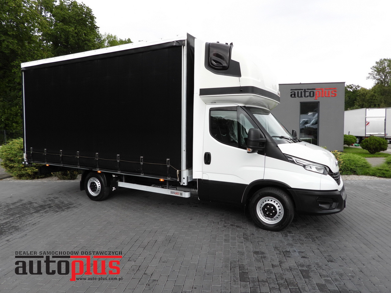 IVECO DAILY 35S18 TARPAULIN 10 PALLETS WEBASTO CRUISE CONTROL NAVIGATION LED LIGHTS AIR CONDITIONING 180HP - Furgoneta con lona: foto 1 IVECO DAILY 35S18 TARPAULIN 10 PALLETS WEBASTO CRUISE CONTROL NAVIGATION LED LIGHTS AIR CONDITIONING 180HP - Furgoneta con lona: foto 1