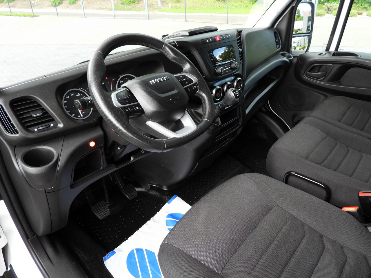 IVECO DAILY 35S18 TARPAULIN LIFT 8 PALLETS WEBASTO CRUISE CONTROL AIR CONDITIONING 180HP - Furgoneta con lona: foto 2 IVECO DAILY 35S18 TARPAULIN LIFT 8 PALLETS WEBASTO CRUISE CONTROL AIR CONDITIONING 180HP - Furgoneta con lona: foto 2