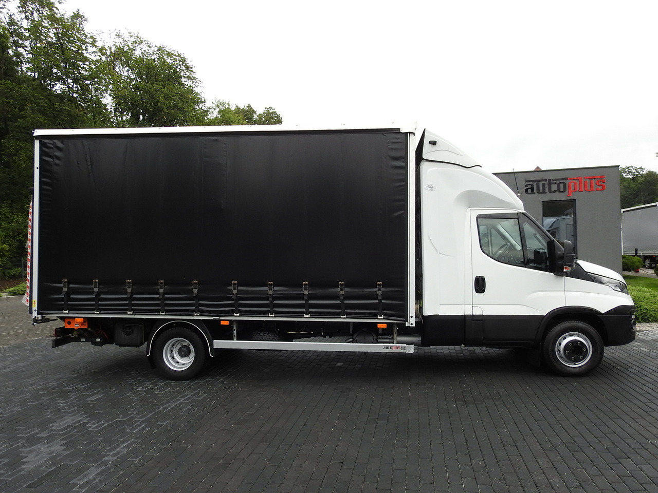 Furgoneta con lona IVECO DAILY 70C18 TARPAULIN LIFT 12 PALLETS WEBASTO CRUISE CONTROL TWIN WHEELS AIR CONDITIONING  180HP: foto 7