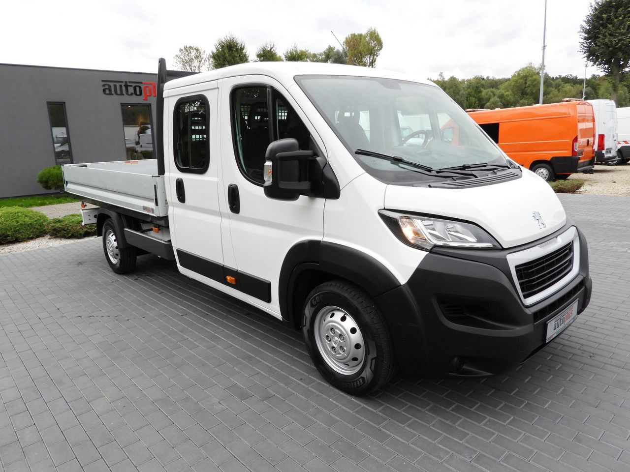 PEUGEOT BOXER STAKE BODY DOUBLE CABIN DOKA 7 SEATS CRUISE CONTROL AIR CONDITIONING 140HP - Furgoneta combi: foto 4 PEUGEOT BOXER STAKE BODY DOUBLE CABIN DOKA 7 SEATS CRUISE CONTROL AIR CONDITIONING 140HP - Furgoneta combi: foto 4