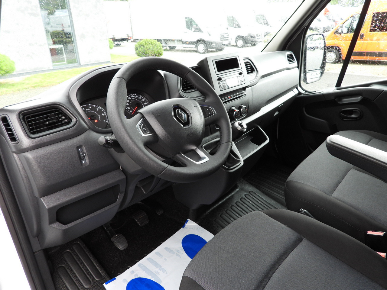 RENAULT MASTER BOX LIFT 8 PALLETS CRUISE CONTROL LED LIGHTS AIR CONDITIONING 145HP - Furgoneta caja cerrada: foto 2 RENAULT MASTER BOX LIFT 8 PALLETS CRUISE CONTROL LED LIGHTS AIR CONDITIONING 145HP - Furgoneta caja cerrada: foto 2