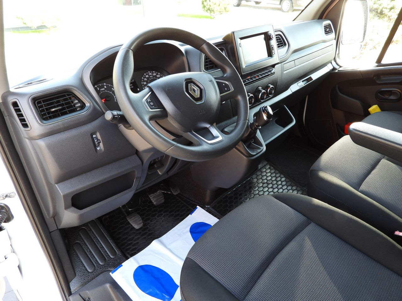 RENAULT MASTER BOX LIFT 8 PALLETS CRUISE CONTROL LED LIGHTS TWIN WHEELS AIR CONDITIONING 145HP - Furgoneta caja cerrada: foto 2 RENAULT MASTER BOX LIFT 8 PALLETS CRUISE CONTROL LED LIGHTS TWIN WHEELS AIR CONDITIONING 145HP - Furgoneta caja cerrada: foto 2