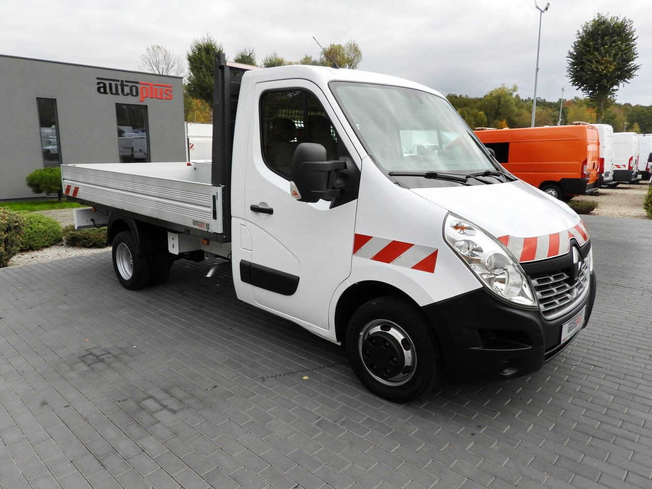 RENAULT MASTER STAKE BODY CRUISE CONTROL NAVIGATION TWIN WHEELS AIR CONDITIONING 130HP - Furgoneta caja abierta: foto 4 RENAULT MASTER STAKE BODY CRUISE CONTROL NAVIGATION TWIN WHEELS AIR CONDITIONING 130HP - Furgoneta caja abierta: foto 4
