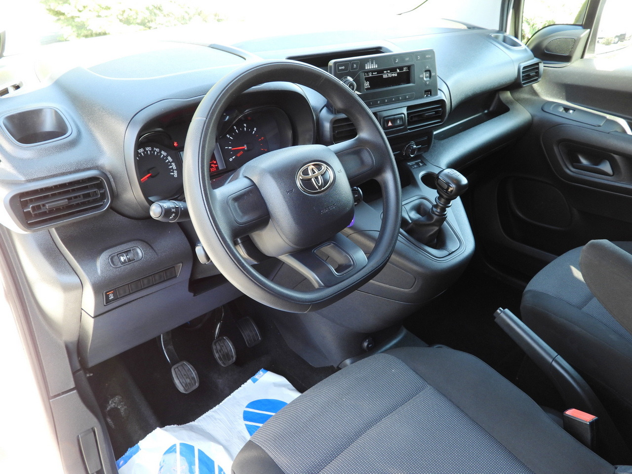 TOYOTA PROACE CITY  REFRIGERATOR VAN -15*C POWER SUPPLY 230V CRUISE CONTROL AIR CONDITIONING  100HP - Furgoneta frigorifica: foto 2 TOYOTA PROACE CITY  REFRIGERATOR VAN -15*C POWER SUPPLY 230V CRUISE CONTROL AIR CONDITIONING  100HP - Furgoneta frigorifica: foto 2