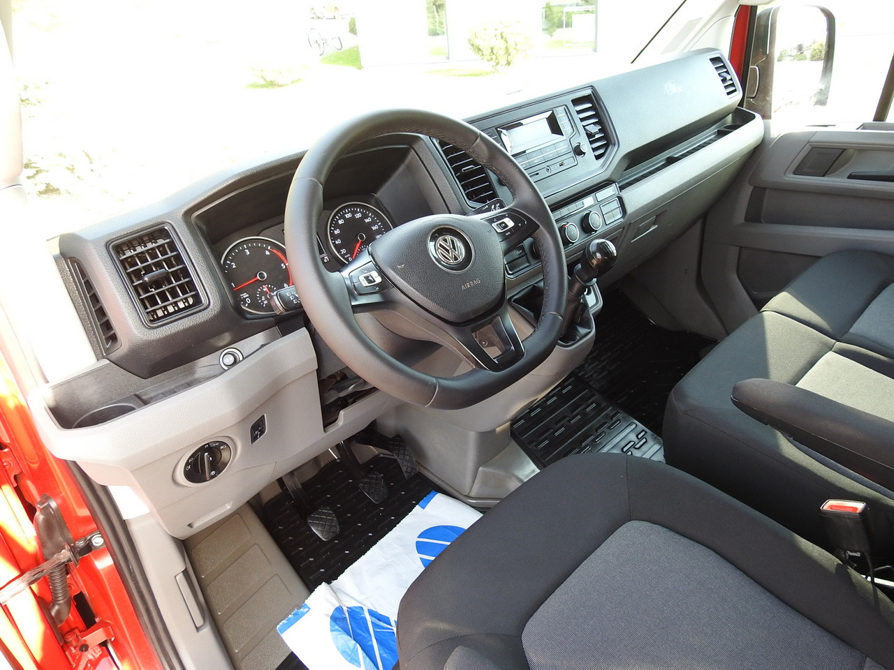 VOLKSWAGEN CRAFTER STAKE BODY DOUBLE CABIN DOKA 7 SEATS AIR CONDITIONING  140HP - Furgoneta combi: foto 2 VOLKSWAGEN CRAFTER STAKE BODY DOUBLE CABIN DOKA 7 SEATS AIR CONDITIONING  140HP - Furgoneta combi: foto 2