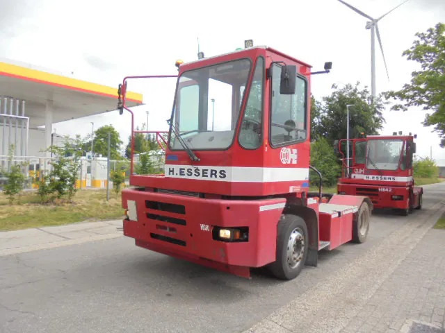 MOL YM225/4X2 40KM/H - Tractor industrial: foto 1 MOL YM225/4X2 40KM/H - Tractor industrial: foto 1
