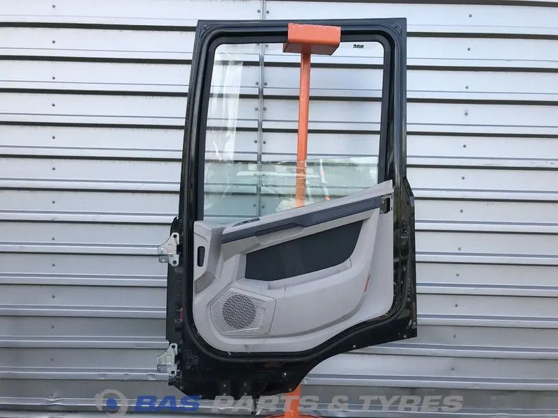 DAF XG - Puerta y piezas para Camión: foto 2 DAF XG - Puerta y piezas para Camión: foto 2