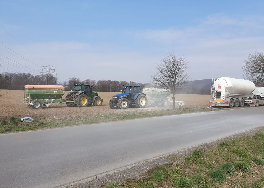 Rozsiewanie wapna Amazone Rozsiew lancali żmijkowymi WAPNOWANIE PÓL precyzyjne - Maquinaria para fertilización: foto 1 Rozsiewanie wapna Amazone Rozsiew lancali żmijkowymi WAPNOWANIE PÓL precyzyjne - Maquinaria para fertilización: foto 1