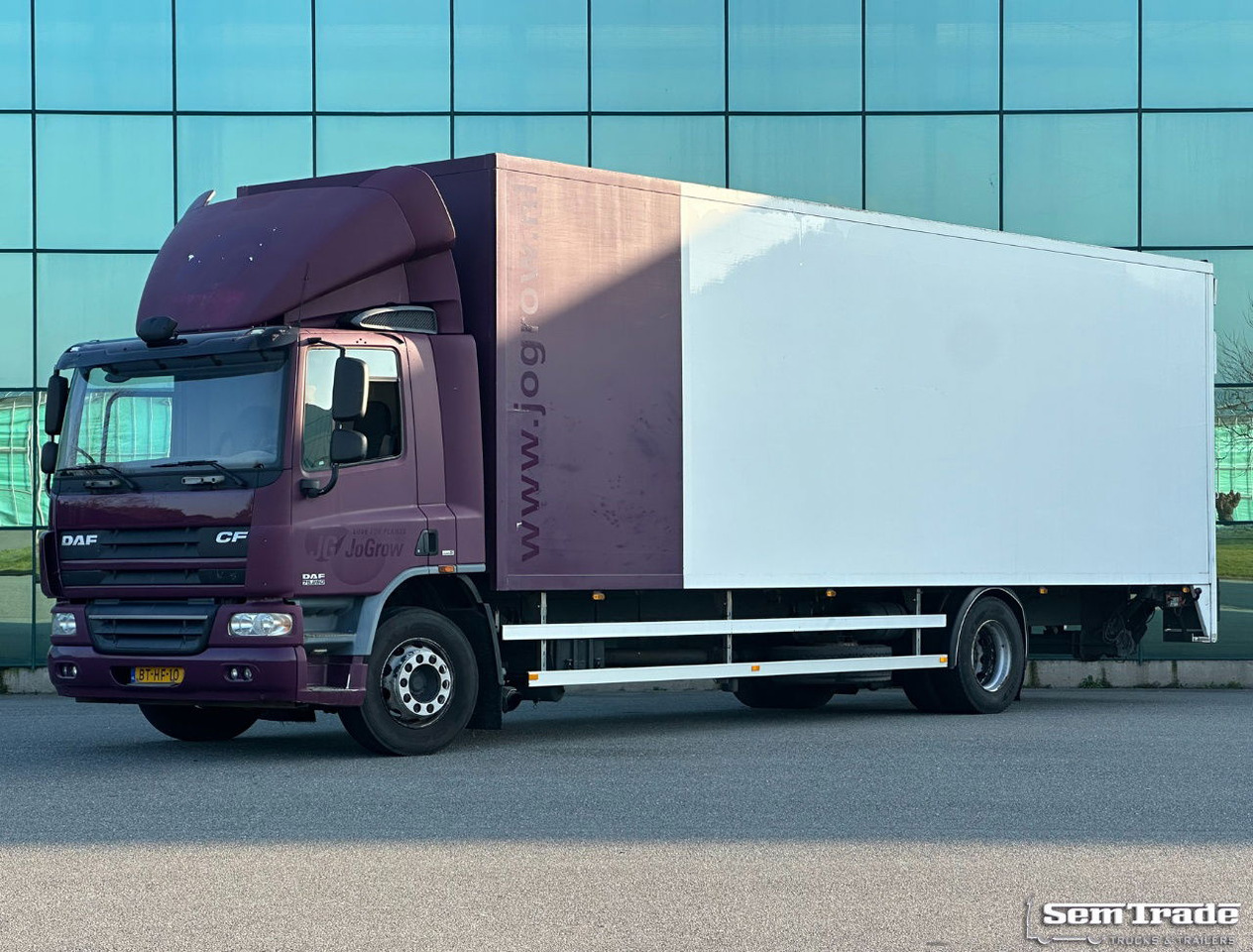 DAF CF 75 Isolated BOX + Heater Tail Lift 478.000 KM Holland-Truck - Camión caja cerrada: foto 1 DAF CF 75 Isolated BOX + Heater Tail Lift 478.000 KM Holland-Truck - Camión caja cerrada: foto 1