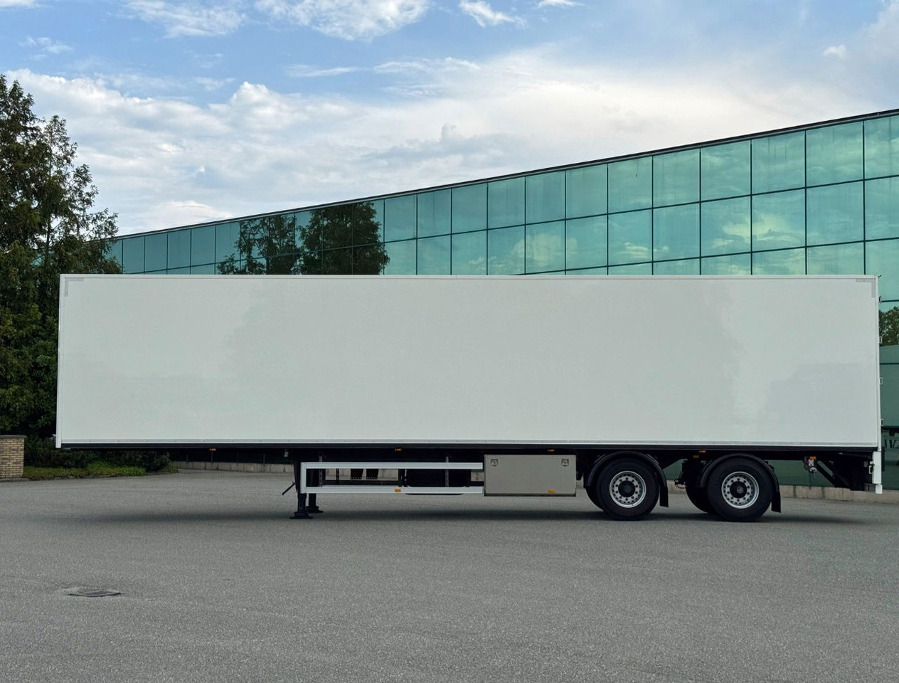 FAG 2 AS Burgers BAK Geisoleerd Gegalvaniseerd Chassis ZO Goed ALS Nieuw Direct Leverbaar 1325 x 244 x 267 CM Inwendig - Semirremolque caja cerrada: foto 2 FAG 2 AS Burgers BAK Geisoleerd Gegalvaniseerd Chassis ZO Goed ALS Nieuw Direct Leverbaar 1325 x 244 x 267 CM Inwendig - Semirremolque caja cerrada: foto 2