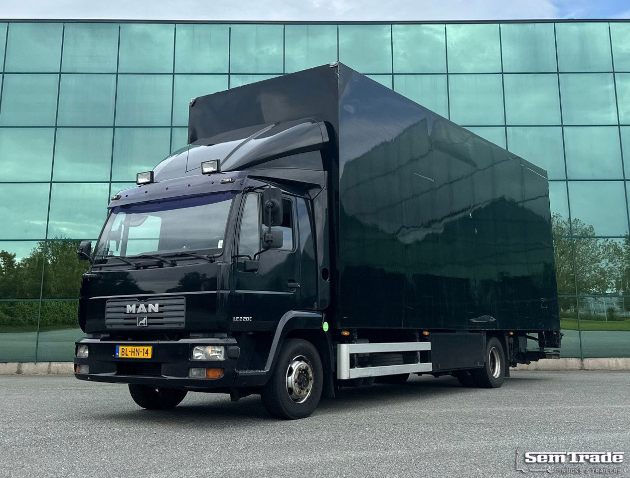 MAN LE 220C Euro 3 Isolated BOX + BOX Heater 740 x 240 x 295 CM Inside Holland Truck - Camión caja cerrada: foto 1 MAN LE 220C Euro 3 Isolated BOX + BOX Heater 740 x 240 x 295 CM Inside Holland Truck - Camión caja cerrada: foto 1
