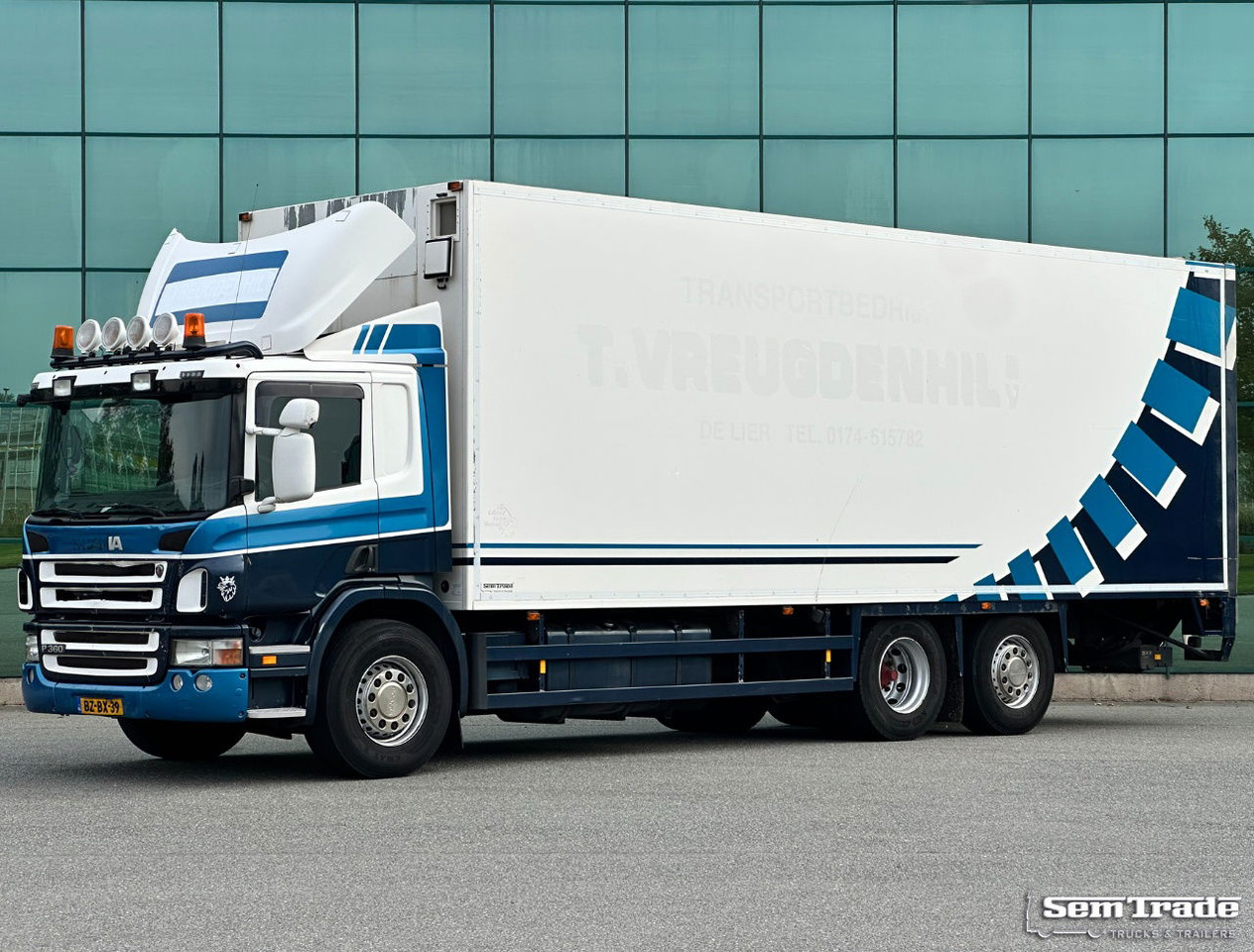 Camión caja cerrada Scania P360 6X2 Euro 5 Manual Gearbox Tail Lift VAN Beurden Isolated BOX Holland-Truck: foto 1