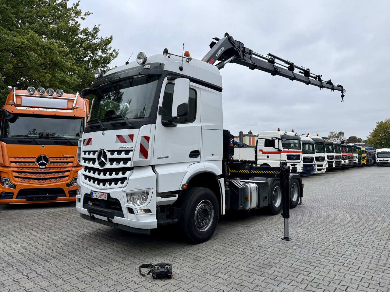 Mercedes-Benz Arocs 2648 LS 6X4 Kran Hiab X-HiPro 302 - Cabeza tractora: foto 1 Mercedes-Benz Arocs 2648 LS 6X4 Kran Hiab X-HiPro 302 - Cabeza tractora: foto 1