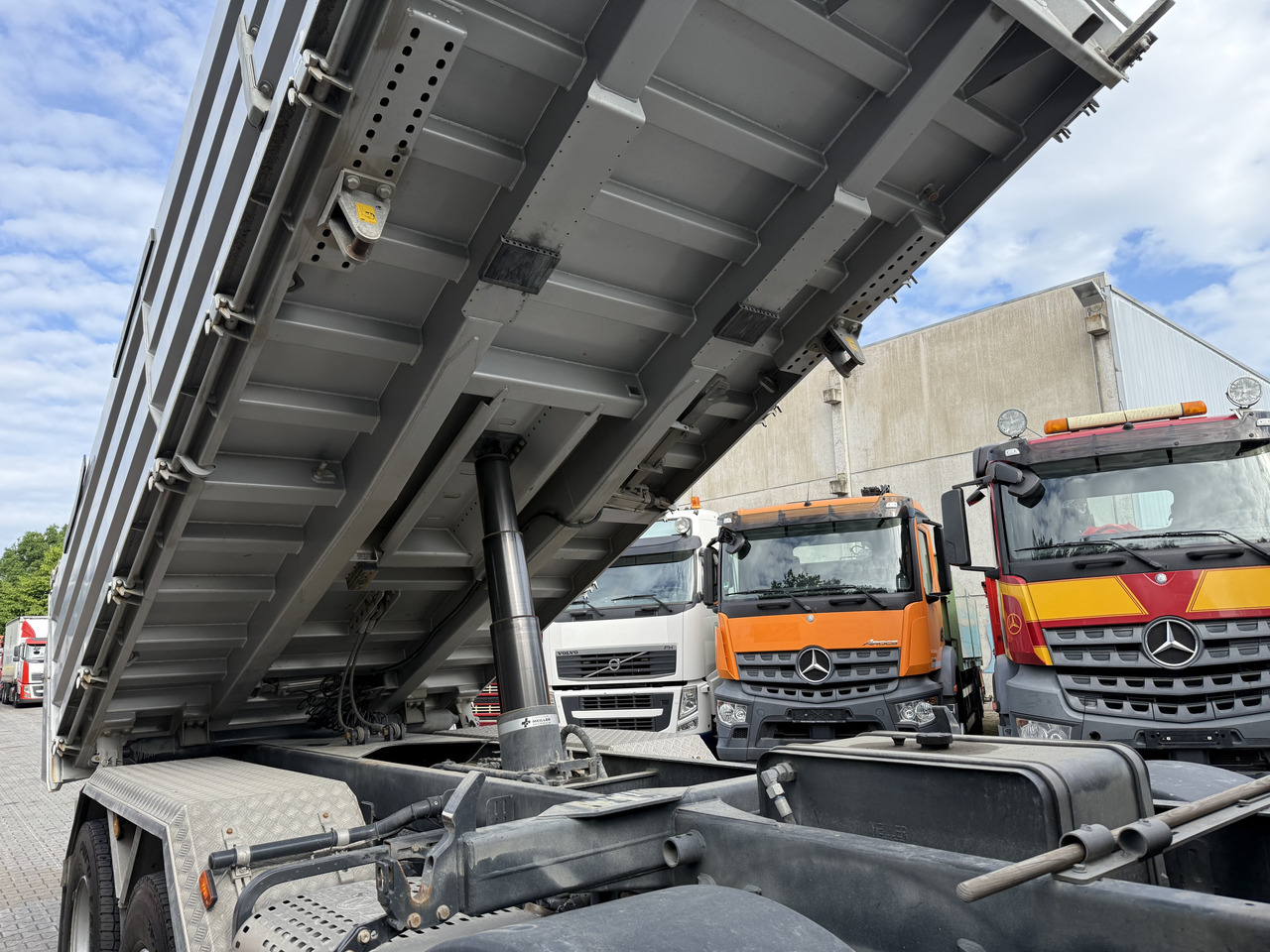 Iveco T-Way 510 / AT410T51 8X4 Meiller - Camión volquete: foto 3 Iveco T-Way 510 / AT410T51 8X4 Meiller - Camión volquete: foto 3