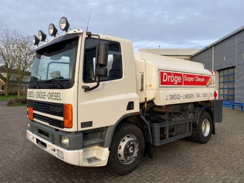 DAF 65CF-240 / FULL STEEL / POMP / 3 COMPARTIMENTS / 8350 LITER / ONLY:25969 KM / EURO-2 / MANUAL / GOOD CONDITION - Camión cisterna: foto 1 DAF 65CF-240 / FULL STEEL / POMP / 3 COMPARTIMENTS / 8350 LITER / ONLY:25969 KM / EURO-2 / MANUAL / GOOD CONDITION - Camión cisterna: foto 1
