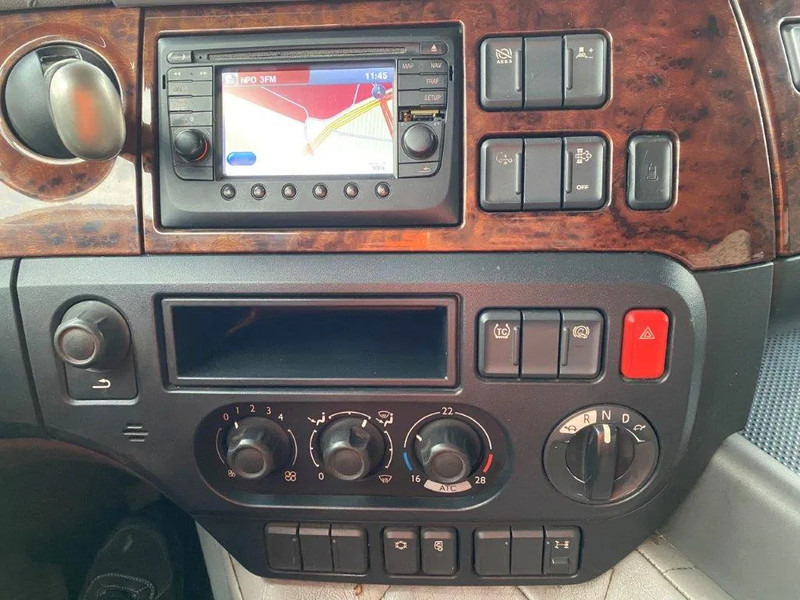 Camión caja cerrada DAF CF400 / CURTAIN SAILS / BIG PLATFORM 2500 KG / DEB / NAVI / FULL-AIR / LWDS / ACC / AUTOMATIC / EURO-6 / 2015: foto 17