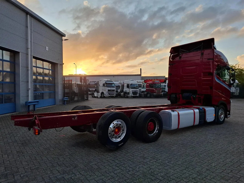Volvo FH16-750 / BIG AXLE / VEB+ / ONLY:679711 KM / DYNAMIC STEERING / NAVI / LWDS / FULL-AIR / AUTOMATIC / EURO-6 / 2018 - Camión chasis: foto 5 Volvo FH16-750 / BIG AXLE / VEB+ / ONLY:679711 KM / DYNAMIC STEERING / NAVI / LWDS / FULL-AIR / AUTOMATIC / EURO-6 / 2018 - Camión chasis: foto 5